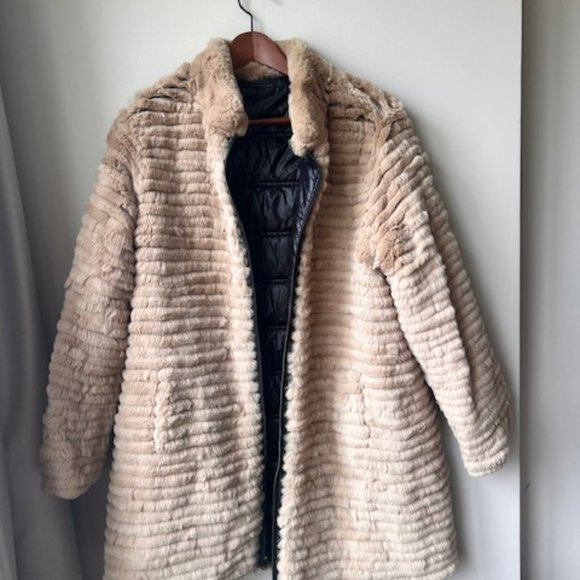 Stylish REVERSIBLE coat with fur by Adrienne Landau. - Picture 5 of 6